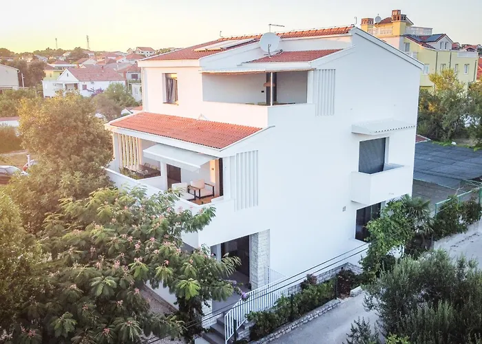 Favi باكوشتاني